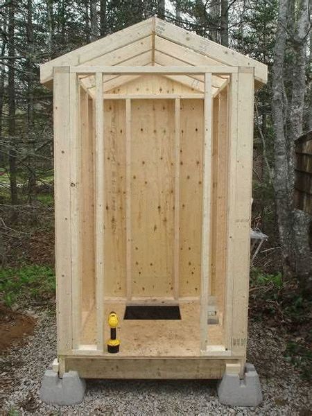 Почему стоит построить деревянный туалет на даче?