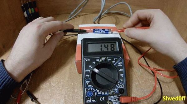 Как померить мультиметром вольтаж батарейки